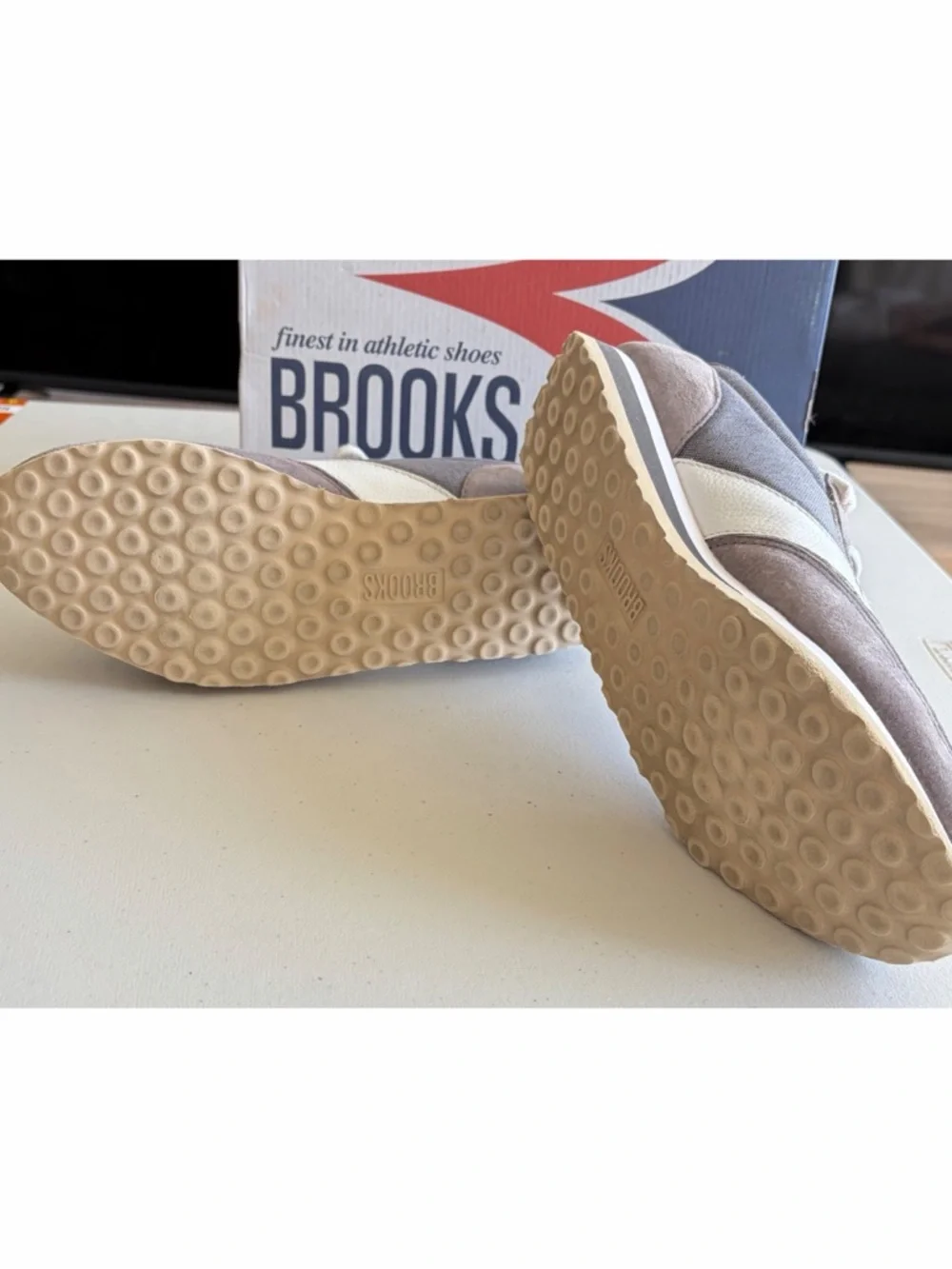 BROOKS ATHLETIC SHOES Women's Varsity Vanguard Running Sneaker - Picture 5 of 6
